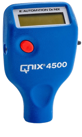 Ergonomisches QNix 4500 Schichtdickenmessgerät in Blau mit digitalem Display und rotem Taster zur präzisen Lack- und Beschichtungsmessung